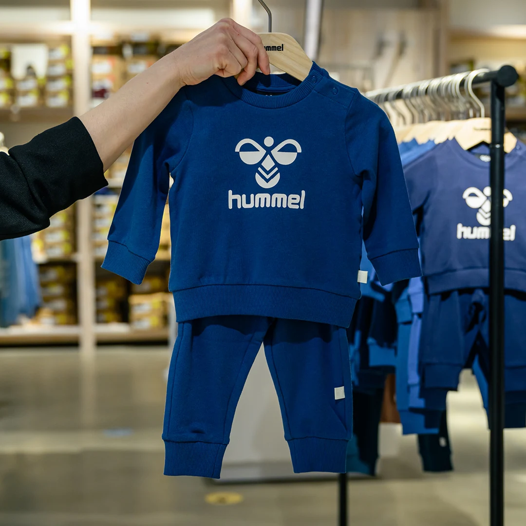 Blåt joggingsæt til børn fra hummel outlet i Taastrup 